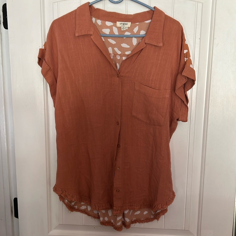 Women’s Umgee‎ Orange short sleeve Button Up Shirt. Medium. Cute fringed hem!